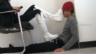 【00后天使女主】白色长靴打贱狗脸,舔靴底,踩下体各种羞辱!