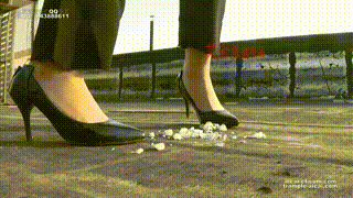 女主职业装高跟物体粉碎2