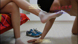 汗水浸透的白色短丝+运动鞋