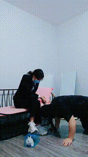 【晨沐】白领脏小白鞋踩踏喂食 bf8615