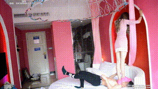 【奴隶岛】—女神运动鞋跺踩出血