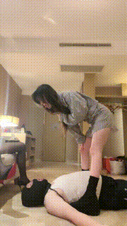 【维妮】精彩!双S全体重踩踏高跟虐乳插嘴轮流踢裆【双视角版】bf25740_1