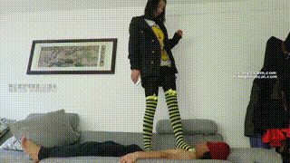 【媛媛女主】长筒袜踩踏,脚插嘴,全体重踩下体!