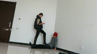 【00后女主】长筒靴耳光、骑乘、靴底踩脸、虐踩下体调教贱狗!