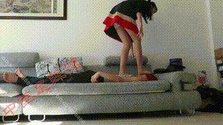 超美00后天使女主长靴踩头，脱靴闻丝袜脚全体重踩头！