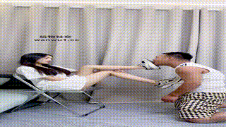 【月亮姐姐】清理脏鞋底_闻舔白船袜_踩踏bf43587