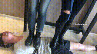 舞蹈系少女虐踩小奶狗