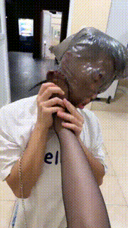 【泡芙大大】深夜户外遛狗-黑丝裸足下跪闻舔 bf30618