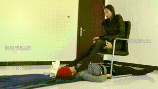 甜美【媛媛女主】长靴虐奴丝袜踩脸踩嘴揉搓!