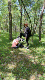 【香奶奶】素人被拖进树林暴打踹头踹脸 bf32931