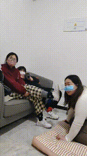 【樱樱】情侣主-让闺蜜下跪伺候-舔鞋底闻棉袜【二】