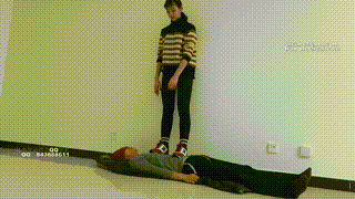 【00后女主】运动鞋跑踏人体软垫骑乘休息!