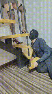 【Da猫】居高临下铆钉高跟踩_舔鞋底_黑丝脚插嘴【双视角版】bf44300_02