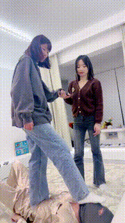 【狗哥】带新人闺蜜体验sm游戏-踩踏白袜裸足捂脸 bf25140