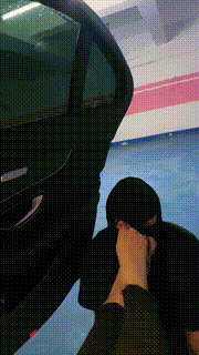 【琪琪大人】户外车库让狗跪舔裸足 JS23060801