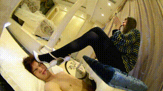 【奴隶岛】—萱萱无情踩刺脚垫