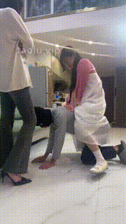 【阿昆】带汉服素人闺蜜玩狗-骑马转胯高跟踩踏闻素人白袜 bf28472