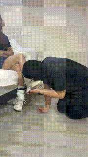 【阿昆】学生主-竖中指鄙视全体重踩舔运动鞋白袜臭脚捂脸 bf28593