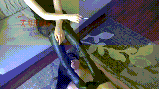 【小妮女女】黑丝皮靴烟灰口水