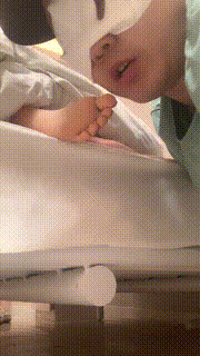 【精神小妹】深夜闻舔素人白袜裸足 JS23073126