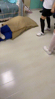 【精神小妹】校园霸凌-处刑打小报告的同学 bf33074