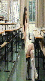 【足愉心】 NO.017 南南（搭配：针织长衣、白色吊带、运动鞋、白色丝袜、裸足）-竖版