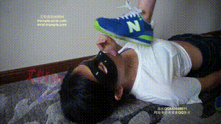 【小妮女女】白袜运动鞋的羞辱践踏女奴