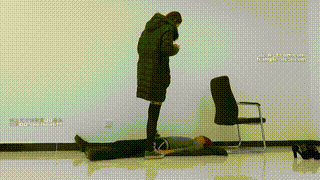 甜美【媛媛女主】帆布鞋蹦跳踩踏贱狗身体下体!