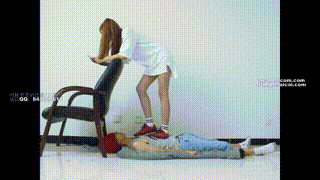 【00后天使女主】运动鞋白棉袜全体重踩头!