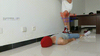 【00后天使女主】坐肚子,踩下体蹦跳踩全身!