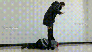 甜美【媛媛女主】高跟黑丝踢踹贱狗下体暴打贱狗!