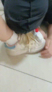 【爱可呀】女神学姐的人体鞋架吸味舔鞋底踩舌钻胯 bf31256