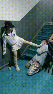 【丫丫】长靴楼道虐偷拍狂 bf20158