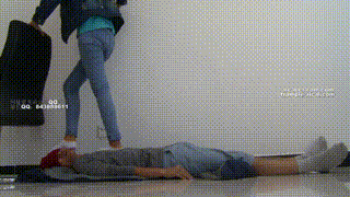 萌主棉袜+长靴虐踩贱狗下体及全身！