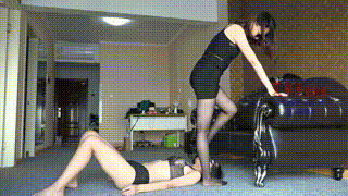 【小妮女女】 黑丝极度插嘴深喉