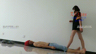 【00后天使女主】肉丝踩头踏步踩下体!