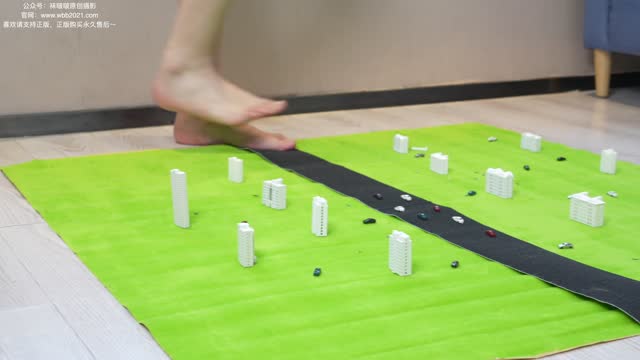 【袜啵啵】NO.420 小甜豆-高跟鞋、高跟凉鞋、黑丝（脚尖微加固款）、裸足、模特分别裸足 丝袜 穿鞋踩房子小汽车等巨大娘视角剧情、本期以特写为主（花絮版）