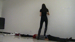 【00后天使女主】皮靴骑乘贱狗爆踢肋骨全体重踩！