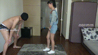 长腿妹妹-白袜运动鞋全程踢裆