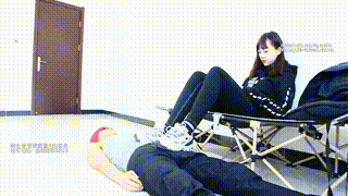 【跪舔】00后天使女主运动鞋底被运动鞋碾踩下体身体!