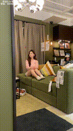 【足愉心】 NO.014 心凌（搭配：粉色上衣、灰色短裤、宽松板鞋、白色棉袜、裸足）-竖版