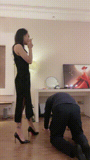 【萱萱】高贵白领踩虐偷拍狂 bf21092