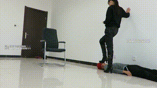 【00后天使女主】长靴骑乘贱狗散步,全体重踩踏踩下体!