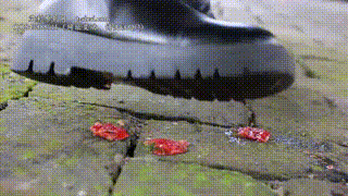 【黑丝诱惑】00后素人姣姣的室外黑丝诱惑长靴踩踏 YC-221110