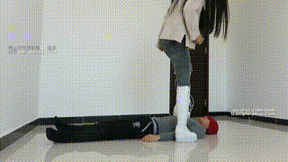 超美天依老师骑乘坐身踢打羞辱！