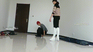 【00后女主】白长靴骑乘贱狗散步,强迫贱狗钻跨取乐!