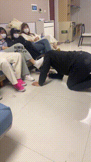 【精神小妹】群调-轮流清理学生主的脏鞋臭袜踩踏bf46317