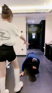 【uuu】白长靴S鞭打转胯闻舔肉丝 bf24604