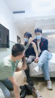 【重庆男神】开发素人情侣主-舔脏鞋抽耳光-踩踏-转胯【完整版】 bf29588_1