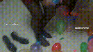 黑丝高跟靴子踩气球